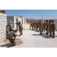 Des soldats du 1er régiment de spahis (RS) encadrent une formation d'assaut en zone urbaine auprès de soldats libanais à Marjayoun, au Sud-Liban.