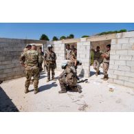 Des soldats du 1er régiment de spahis (RS) encadrent une formation d'assaut en zone urbaine auprès de soldats libanais à Marjayoun, au Sud-Liban.