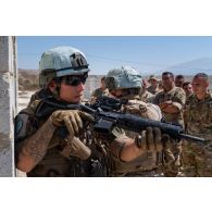 Des soldats du 1er régiment de spahis (RS) encadrent une formation d'assaut en zone urbaine auprès de soldats libanais à Marjayoun, au Sud-Liban.