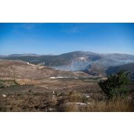 Traces de départ de roquettes tirées depuis une zone proche d'un camp de l'armée libanaise à Marjayoun, au Sud-Liban.