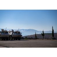 Deux blindés Patria Pasi finlandais stationnent devant des impacts de roquettes tirées depuis une zone proche d'un camp de l'armée libanaise à Marjayoun, au Sud-Liban.