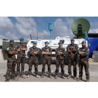 Portrait de groupes des casques bleus du 48e régiment de transmissions (RTrs) devant un système de radiocommunications utilisant un satellite (SYRACUSE) à Deir Kifa, au Sud-Liban.