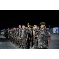 Le clairon du 2e régiment étranger d'infanterie (REI) sonne l'hommage aux morts pour une cérémonie à Deir Kifa, au Sud-Liban.