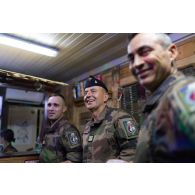 Portrait du colonel Christophe Maurin du 1er régiment de spahis (RS) et ses adjoints en zone vie du camp de Deir Kifa, au Sud-Liban.