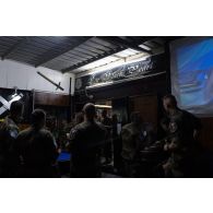 Les bigors du 3e régiment d'artillerie de marine (RAMa) se retrouvent pour une soirée festive en zone vie du camp de Deir Kifa, au Sud-Liban.