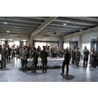 Des bigors du 3e régiment d'artillerie de marine (RAMa) partagent un repas festif en zone vie du camp de Deir Kifa, au Sud-Liban.