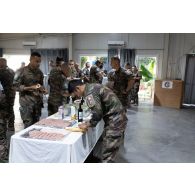 Des bigors du 3e régiment d'artillerie de marine (RAMa) partagent un repas festif en zone vie du camp de Deir Kifa, au Sud-Liban.