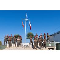 Portrait de groupe des mécaniciens du 1er régiment de spahis (RS) à Deir Kifa, au Sud-Liban.