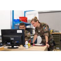 Des mécaniciens du 1er régiment de spahis (RS) travaillent à leur atelier de Deir Kifa, au Sud-Liban.