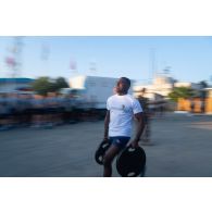 Des soldats participent à une course à pied autour du camp de Deir Kifa, au Sud-Liban.