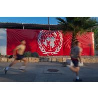 Des soldats participent à une course à pied autour du camp de Deir Kifa, au Sud-Liban.