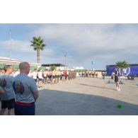 Un moniteur sportif dirige un briefing pour une compétition sportive à Deir Kifa, au Sud-Liban.