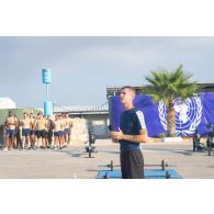 Un moniteur sportif dirige un briefing pour une compétition sportive à Deir Kifa, au Sud-Liban.