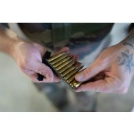 Un munitionnaire contrôle des munitions de 5,56 mm à Deir Kifa, au Sud-Liban.