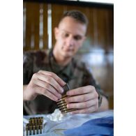 Le lieutenant Matthieu contrôle des munitions de 5,56 mm à Deir Kifa, au Sud-Liban.