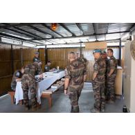 Des munitionnaires contrôlent des munitions de 5,56 mm à Deir Kifa, au Sud-Liban.