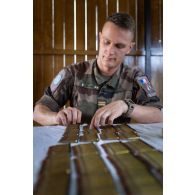 Le lieutenant Matthieu contrôle des munitions de 5,56 mm à Deir Kifa, au Sud-Liban.