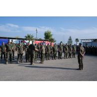 Des soldats finlandais reçoivent la médaille commémorative du Liban à Deir kifa, au Sud-Liban.