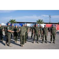 Des soldats finlandais reçoivent la médaille commémorative du Liban à Deir kifa, au Sud-Liban.