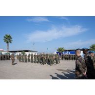 Des soldats finlandais reçoivent la médaille commémorative du Liban à Deir kifa, au Sud-Liban.