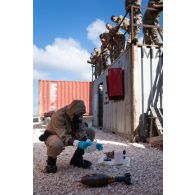 Un équipier du 2e régiment de dragons (RD) examine une charge d'explosif pour un exercice à Deir Kifa, au Sud-Liban.