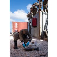 Un équipier du 2e régiment de dragons (RD) examine une charge d'explosif pour un exercice à Deir Kifa, au Sud-Liban.