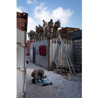 Un équipier du 2e régiment de dragons (RD) examine une charge d'explosif pour un exercice à Deir Kifa, au Sud-Liban.