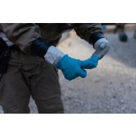 Un équipier du 2e régiment de dragons (RD) examine une charge d'explosif pour un exercice à Deir Kifa, au Sud-Liban.