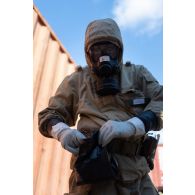 Un équipier du 2e régiment de dragons (RD) examine une charge d'explosif pour un exercice à Deir Kifa, au Sud-Liban.