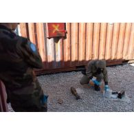 Un équipier du 2e régiment de dragons (RD) examine une charge d'explosif pour un exercice à Deir Kifa, au Sud-Liban.