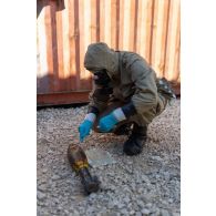 Un équipier du 2e régiment de dragons (RD) examine une charge d'explosif pour un exercice à Deir Kifa, au Sud-Liban.