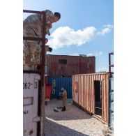 Un équipier du 2e régiment de dragons (RD) examine une charge d'explosif pour un exercice à Deir Kifa, au Sud-Liban.