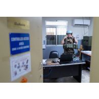 Un soldats enfile son casque au déclenchement de l'alerte à Deir Kifa, au Sud-Liban.