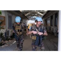 Des soldats rejoignent les abris au déclenchement de l'alerte à Deir Kifa, au Sud-Liban.