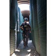 Un soldat du 1er régiment de spahis (RS) rejoint les abris au déclenchement de l'alerte à Deir Kifa, au Sud-Liban.