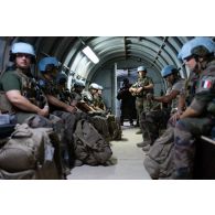 Des soldat de l'équipe de coopération civilo-millitaire (CIMIC) rejoignent les abris au déclenchement de l'alerte à Deir Kifa, au Sud-Liban.