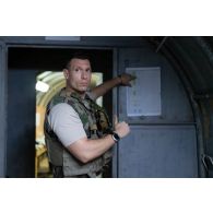 Un responsable d'évacuation fait l'appel des soldats du 1er régiment de spahis (RS) mis à l'abri à Deir Kifa, au Sud-Liban.