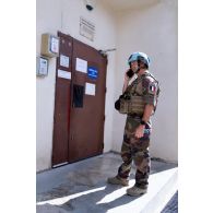 Le major Anthony communique par téléphone devant le centre opérationnel de Deir Kifa, au Sud-Liban.