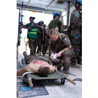 Une auxiliaire sanitaire prend en charge un blessé évacué par brancard pour un exercice à Deir Kiffa, au Sud-Liban.