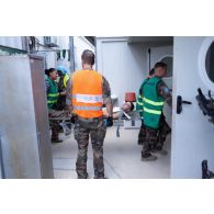 Des brancardiers évacuent un blessé pour un exercice au Rôle 1 de Deir Kifa, au Sud-Liban.