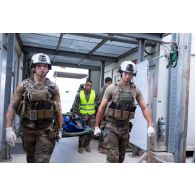 Des brancardiers évacuent un blessé pour un exercice au Rôle 1 de Deir Kifa, au Sud-Liban.