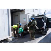 Une équipe médicale prend en charge des blessés finlandais pour un exercice au Rôle 1 de Deir Kifa, au Sud-Liban.