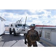 Un sapeur du 1er régiment étranger de génie (REG) guide l'évacuation de blessés par un véhicule de l'avant blindé (VAB) pour un exercice au Rôle 1 de Deir Kifa, au Sud-Liban.