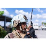 Un sapeur du 1er régiment étranger de génie (REG) communique par radio pour un exercice au Rôle 1 de Deir Kifa, au Sud-Liban.