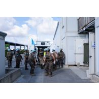 Des sapeurs du 1er régiment étranger de génie (REG) évacuent des blessés depuis leur véhicule de l'avant blindé (VAB) pour un exercice au Rôle 1 de Deir Kifa, au Sud-Liban.