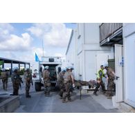 Des sapeurs du 1er régiment étranger de génie (REG) évacuent des blessés depuis leur véhicule de l'avant blindé (VAB) pour un exercice au Rôle 1 de Deir Kifa, au Sud-Liban.