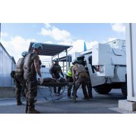 Des sapeurs du 1er régiment étranger de génie (REG) évacuent des blessés depuis leur véhicule de l'avant blindé (VAB) pour un exercice au Rôle 1 de Deir Kifa, au Sud-Liban.