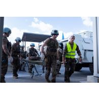 Des sapeurs du 1er régiment étranger de génie (REG) évacuent des blessés depuis leur véhicule de l'avant blindé (VAB) pour un exercice au Rôle 1 de Deir Kifa, au Sud-Liban.