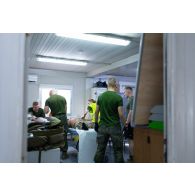 Une équipe médicale finlandaise prend en charge des blessés pour un exercice au Rôle 1 de Deir Kifa, au Sud-Liban.