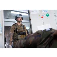 Un brancardier évacue un blessé pour un exercice au Rôle 1 de Deir Kifa, au Sud-Liban.